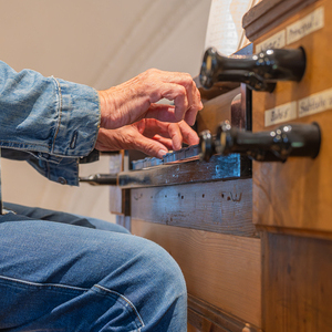 Klaus Gruber zieht die Register der Orgel