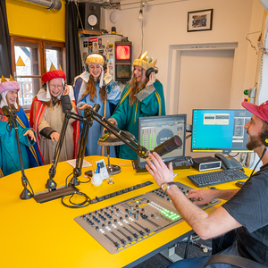 Foto: vier Königinnen im Studio von Radio B138 bei der Aufnahme von Liedern und Wünschen