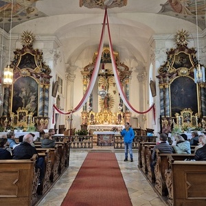 Besuch der katholischen Kirche auf dem Schlossberg