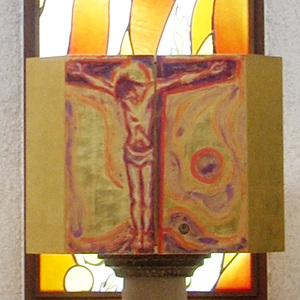 Prof. Hans Plank aus Braunau schuf nicht nur die Glasfenster sondern auch das Tabernakelbild „Jesus am Kreuz“.