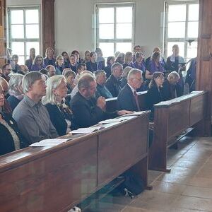 Erste Reihe von links: Regina Atzwanger (Sprecherin des Ehrenamtsrates der Diözese Linz), Bernhard Steiner (Vizepräsident der KA OÖ), Gabriele Hofer-Stelzhammer (Präsidentin der KA OÖ), Ferdinand Kaineder (Präsident der KAÖ), Josef Pumerger (Mauthaus