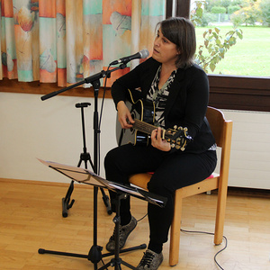 Auftakt in Weyer: Ursula Einheller, Religionslehrerin in der Neuen Mittelschule Ternberg, gestaltete den Abend mit eigens für den Anlass komponierten Liedern.