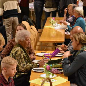 gesegnete Speisen werden verzehrt