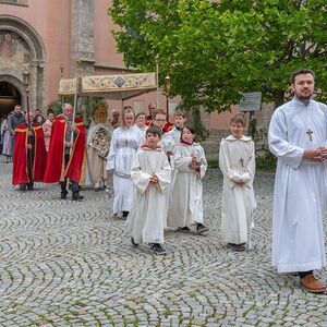 Bei einer Fronleichnamsprozession wird in einer Monstranz der Leib Christi durch die Straßen getragen. Im Bild Prozession in Kirchdorf an der Krems mit  P. Severin Kranabitl (mit der Monstranz), im Vordergrund 1. Pfarrgemeindratsobmann Jakob Haijes