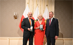 Landeshauptmann Thomas Stelzer (rechts) mit den Geehrten Maria Hasibeder und Franz Kogler
