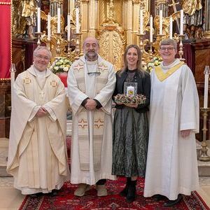 Pfarrer Johann Padinger, Pastoralvorständin Elisabeth Lamplmayr (r.) und Verwaltungsvorständin Tamara Eichlberger mit Generalvikar Severin Lederhilger