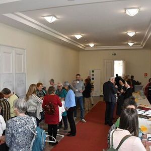 Zusammenkommen am Buffet