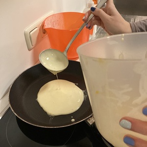 Den Teig in die Pfanne portionieren