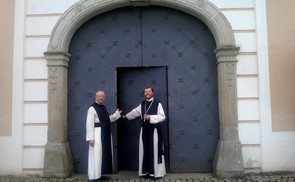 V. l.: Prior Johannes Mülleder und Abt Reinhold Dessl führten durch die Räumlichkeiten des Stiftes. © Diözese Linz