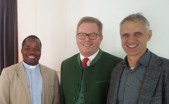 Pfarrer Leonard Ozougwu, Referent Peter Riegl, KMB Obmann Reinhard Ronacher