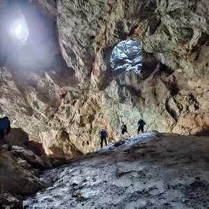 Besichtigung der Eishöhle am Fuße des Großen Schönbergs