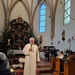 Wortgottesdienstleiter Franz Becher zelebriert.