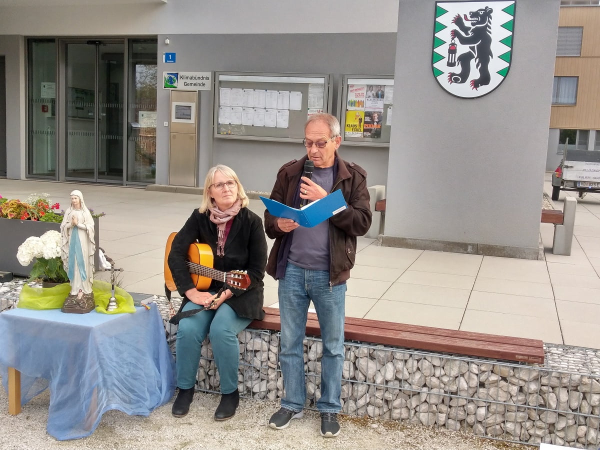 Maiandacht auf dem Gemeindeplatz