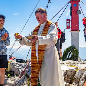 Zum 70-jährigen Bestehen des Gipfelkreuzes auf dem Warscheneck feierte Bischof Manfred Scheuer am 7. August 2021 bei wunderbarem Bergwetter die Gipfelmesse.