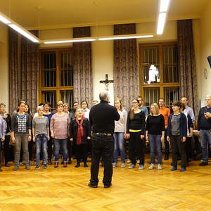 Wolfgang Kreuzhuber mit dem Chor des Konservatoriums für Kirchenmusik der Diözese Linz