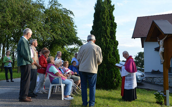 Segnung des erneuerten Kreuzes bei Fam. Mair in Glatzing