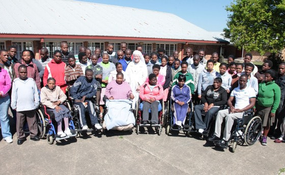 Die Gruppe vor dem Ikhwezi Lokusa Rehabilitations-Zentrum