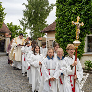Festlicher Einzug in die Kirche