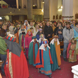 Sternsinger-Gottesdienst in Kirchdorf an der Krems mit Pfarrer P. Severin Kranabitl und Pastoralassistentin Bernadette Hackl, die die Aktion für Kirchdorf koordinierte. Kinder, Jugendliche und Erwachsene zogen als Sternsinger in die Kirche ein. Dabe