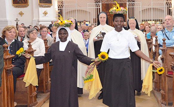 Schwester Agnes Nababi (l.) und Kandidatin Monica Namirembe, beide aus Uganda, berührten mit ihrem Gabentanz.