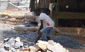 Kinder als Steineklopfer in Sierra Leone