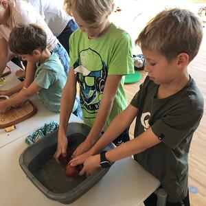 Kinder feiern Erntedank