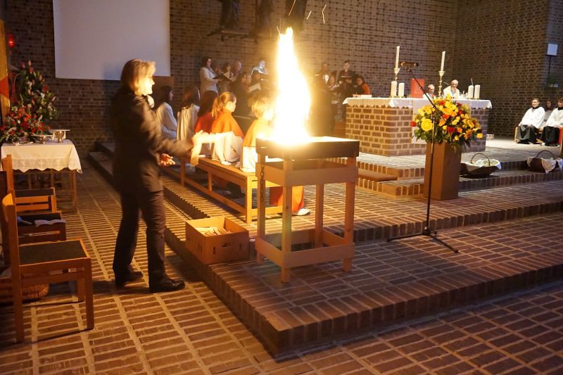 OSternacht / Katharina Koller Das Osterfeuer wird entzündet