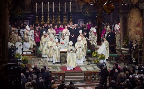 Handauflegung durch die Bischöfe
