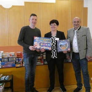 Bürgermeister Roman Brungraber, Bibliothkesleiterin Monika Tonninger und GR-Mitglied Rudolf Hütter