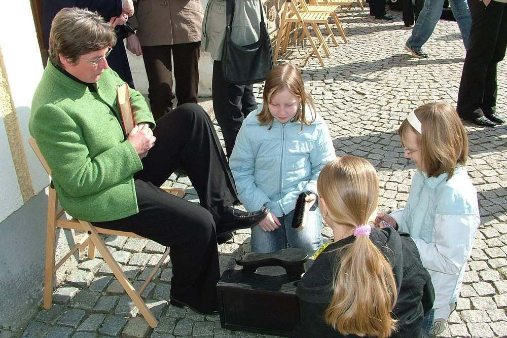 Schuhputzaktion der Firmlinge