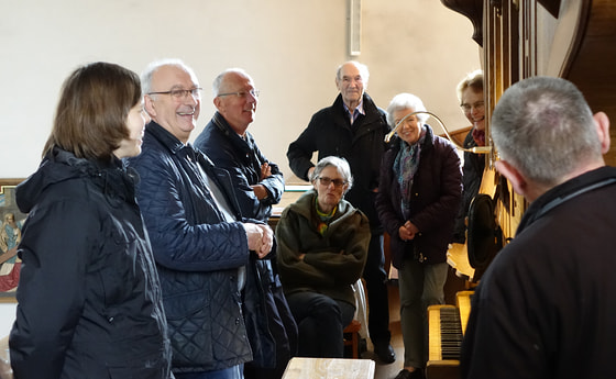 Franziska Leuschner und Wolfgang Kreuzhuber mit den Teilnehmerinnen und Teilnehmern des ökumenischen Orgelseminars in Ungenach
