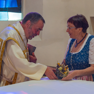 Übergabe von Kräuterbüschel an Pfarrer P. Severin