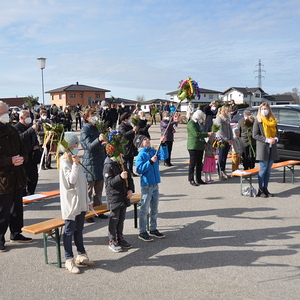 Pfarre Franking, vor der Mehrzweckhalle 