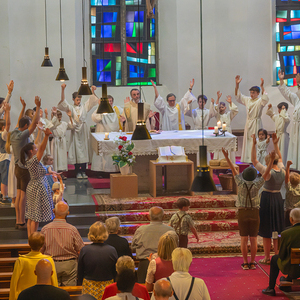 Fronleichnam Pfarre Kirchdorf an der KremsBild: Stadtkapelle Kirchdorf an der Krems spielt beim Gottesdienst und Prozession