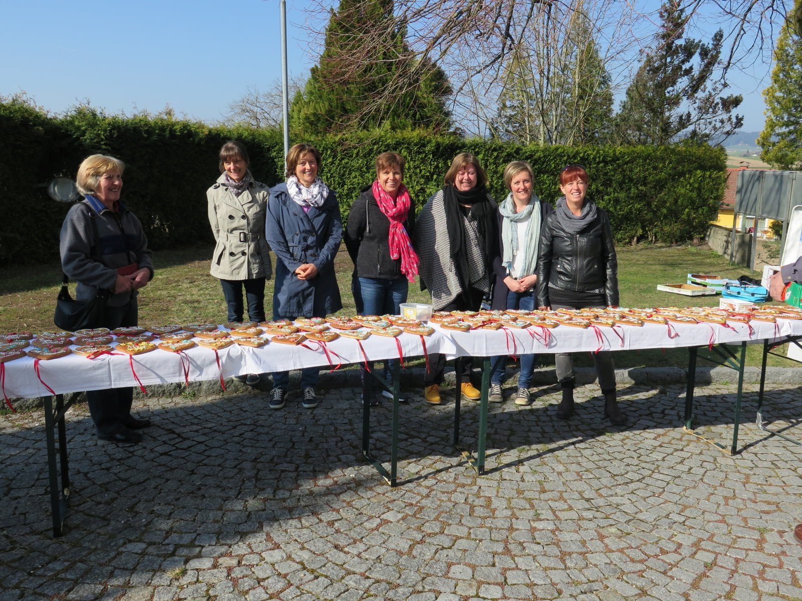 Bei herrlichem Frühlingswetter verkaufte die KFB Ottnang am Liebstattsonntag wieder Lebkuchenherzen. 