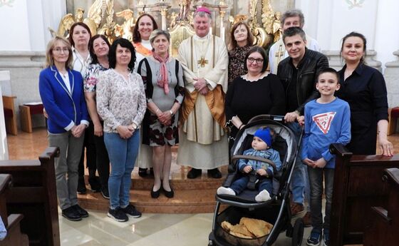 Bischof Manfred Scheuer mit 24-Stunden-Betreuerinnen und ihren Familien          