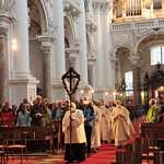 Einzug beim Gottesdienst im Stift St. Florian mit Bischof Manfred