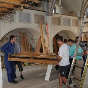 Orgel: Abbau, Stahlkonstruktion der Brüstung, Aufbau