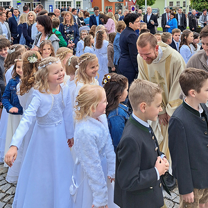 Pfarrer Christoph scherzt mit den Kindern