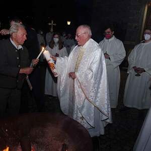 Entzünden der Osterkerze