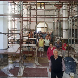 Besichtigung der Baustelle am Gerüst