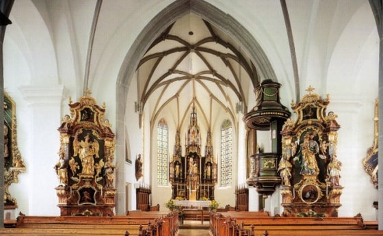 Altarraum in der Pfarrkirche St. Peter