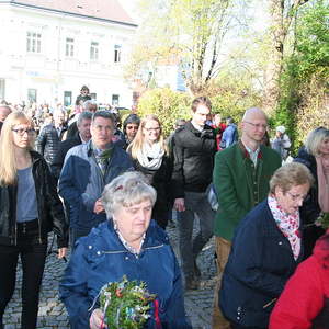 Palmweihe vor der Kirche