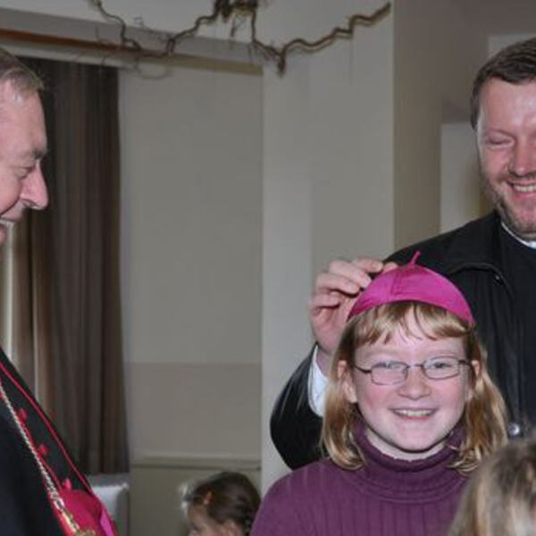 Bischof besuchte Volksschulen und Kindergarten