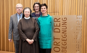 V. l.: Josef Wallner (KirchenZeitung), Sr. Barbara Lehner (Generaloberin Elisabethinen), Agnes Retschitzegger (Wertevorstand Elisabethinen) und Filmproduzentin Sabine Kriechbaum