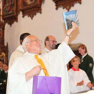 Pfarrer Hansjörg Wimmer, Kaplan Samuel Ogwudile, Frau Klara