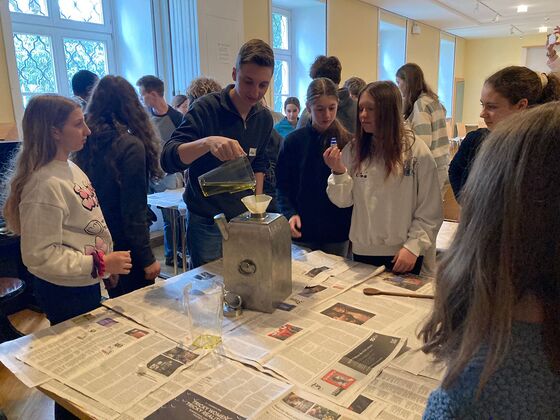 Beim „Chrisam-Tag“ hatten die Ministrant:innen die Möglichkeit, selbst beim Mischen der Öle mitzuwirken und den Duftbalsam dem Chrisam-Öl beizugeben.