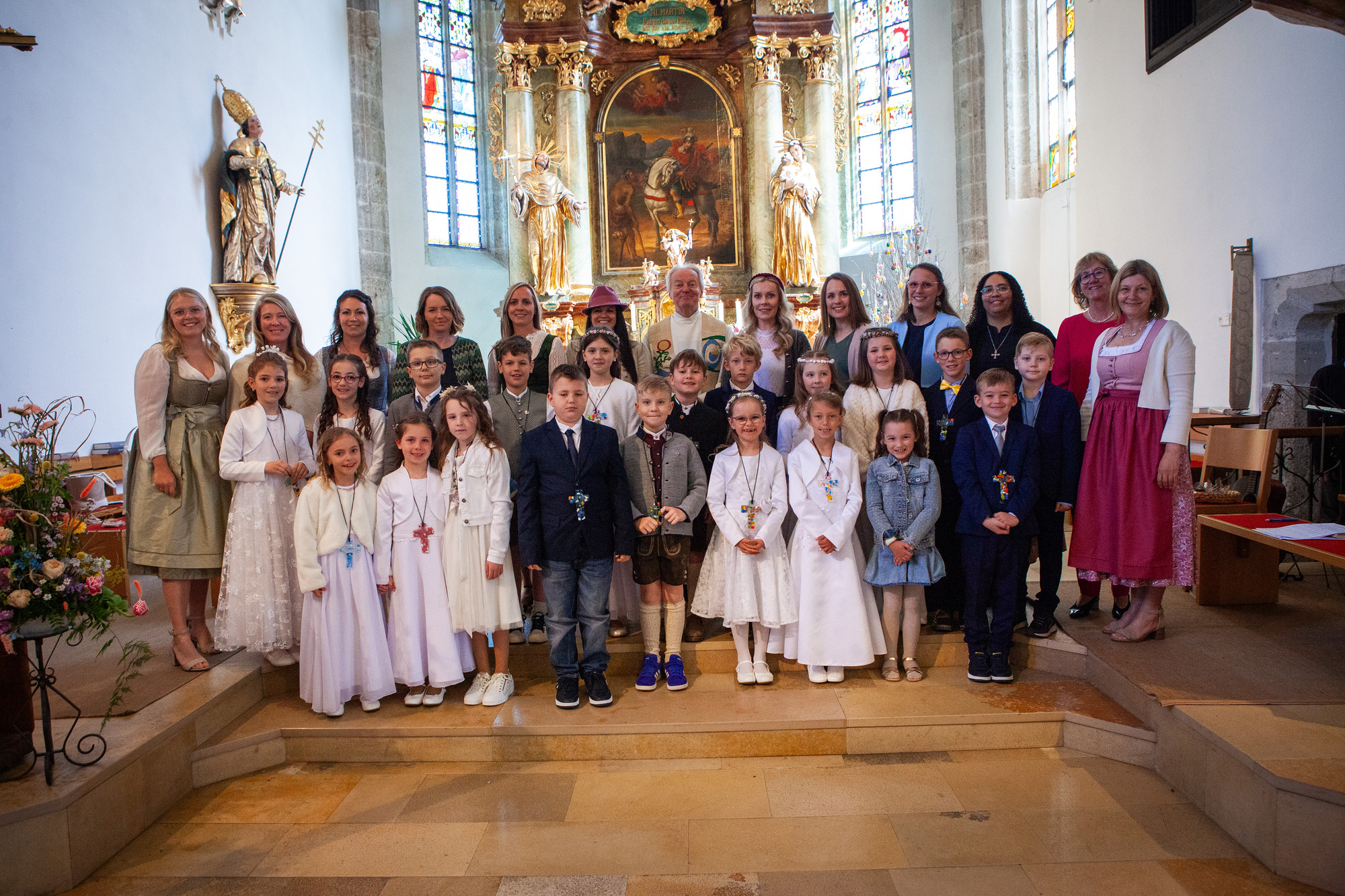 Die Erstkommunionkinder 2026 mit P. Arno, der Religionslehrerin Silvia Zöpfl und den Tischeltern