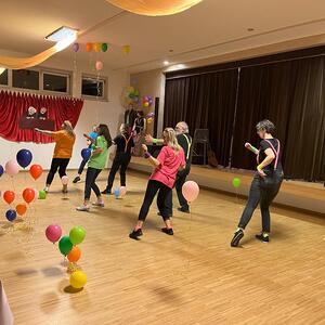 Föhnfarisur trifft Schulterpolster - Das Motto dieses Festes