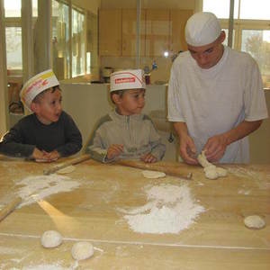 Kindergarten besucht Bäckerei